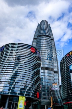 宁波财富中心 蓝天白云下的高楼