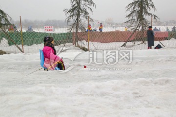 滑雪的小女孩