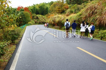 塔川公路上的行人