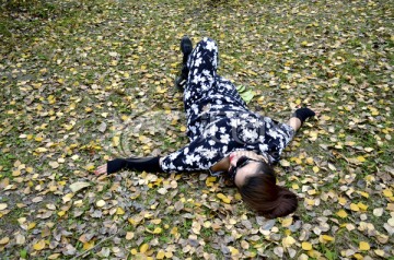 美女躺着草地上