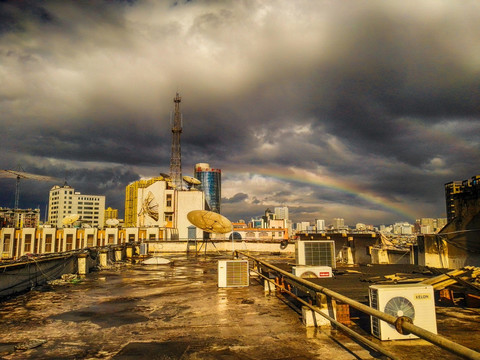昆明城市楼顶的彩虹