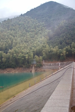 山区水库堤坝