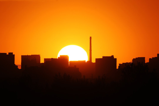 夕阳下的城市高楼