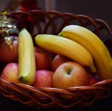 果篮里的香蕉和苹果