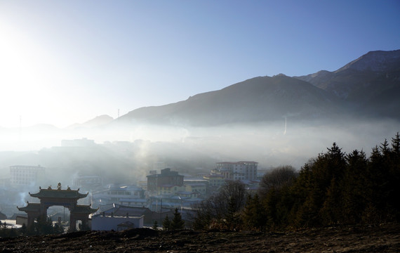 晨雾中的朗木寺