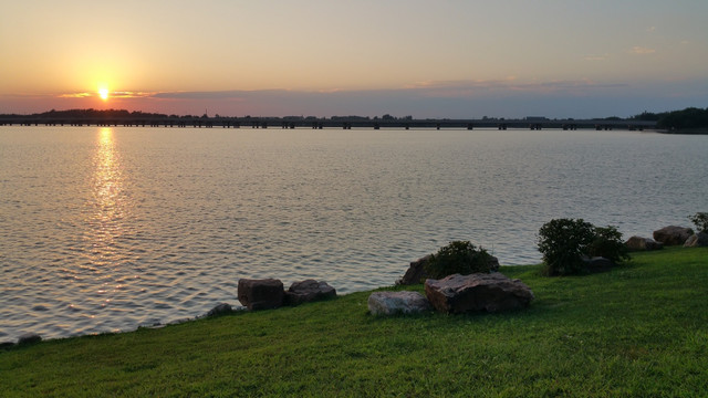 黄昏 夕阳 湖面