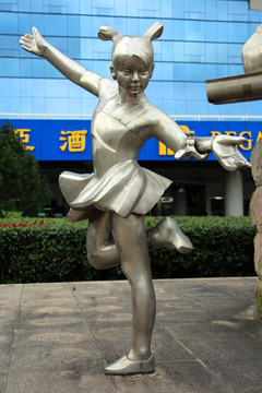 跳舞的女孩雕塑
