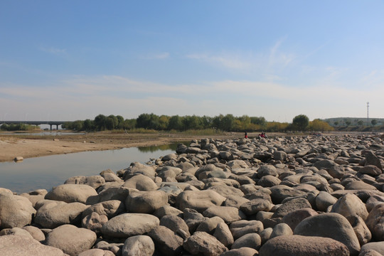 河岸的石头