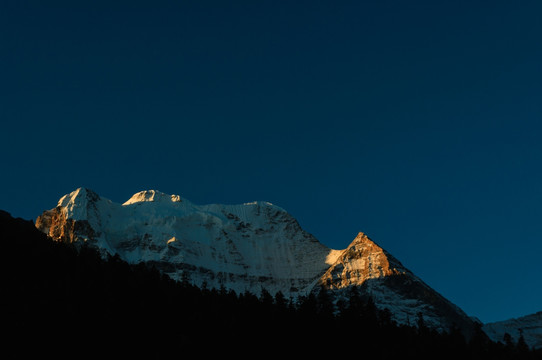 日照金山