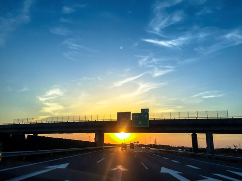 夕阳美景下的高架道路