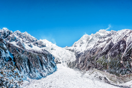 蓝天雪山