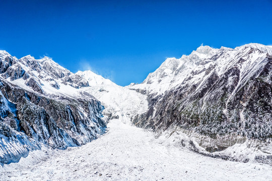 蓝天雪山