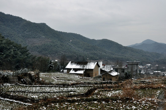 村庄积雪