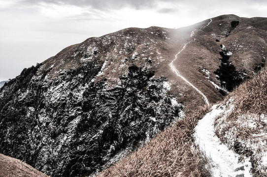 山体积雪