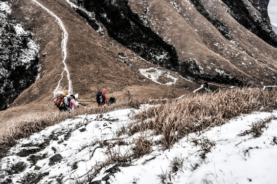 山体积雪