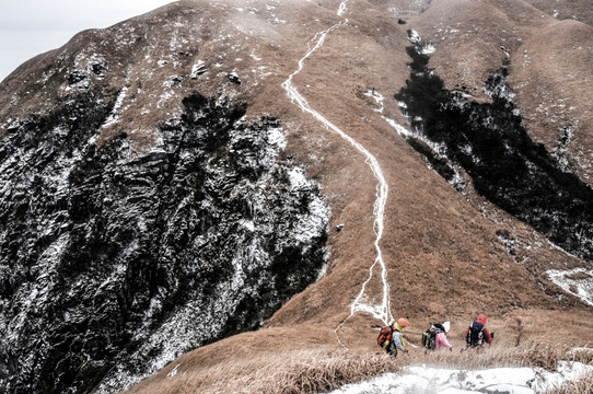 山体积雪