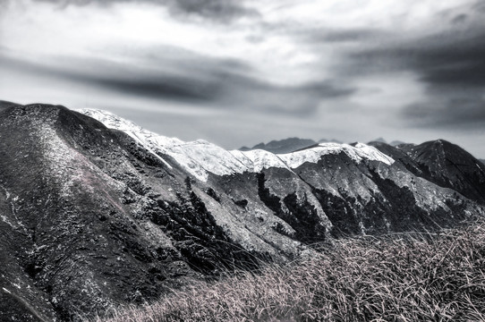 山体积雪