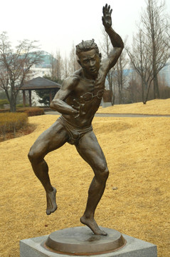 韩国首尔城市雕塑 张牙舞爪男子