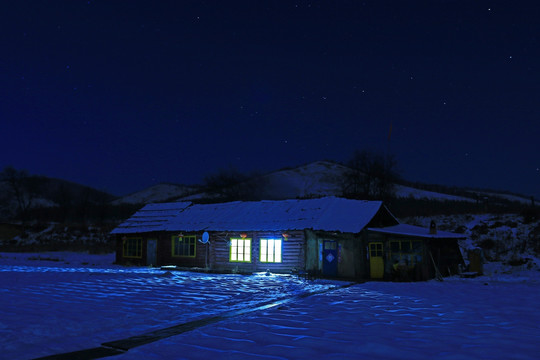 星空下的农家院雪景