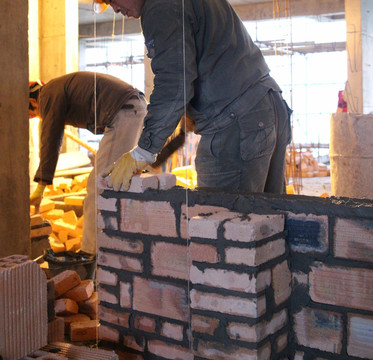 建筑工人砌墙