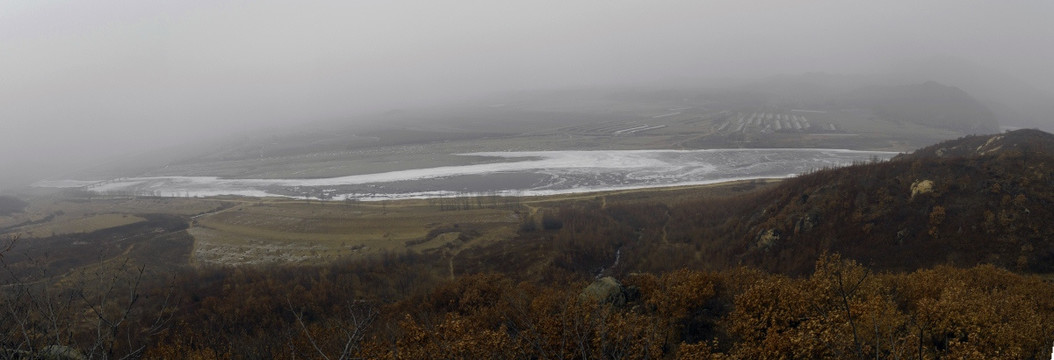 冬季薄雾中的山河