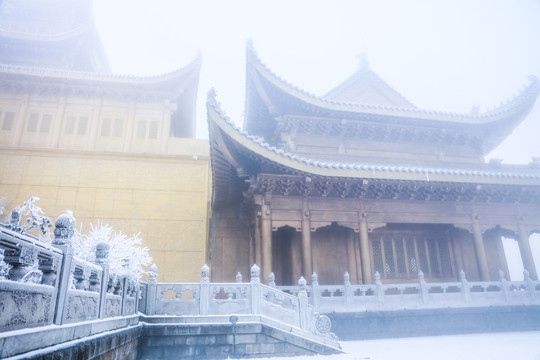 雪中的寺庙