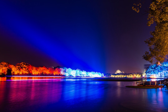 不同背景灯光下象山公园漓江夜景