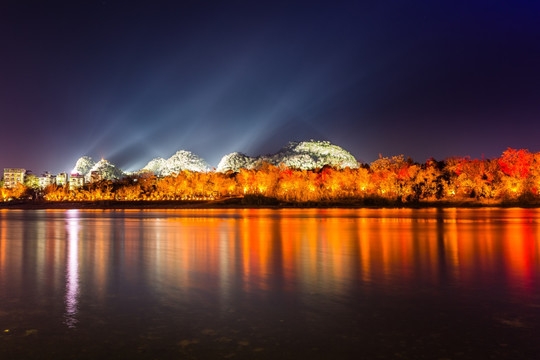 不同背景灯光下象山公园漓江夜景