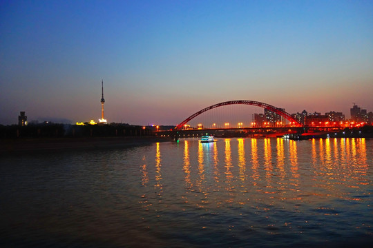 武汉汉江上的晴川桥