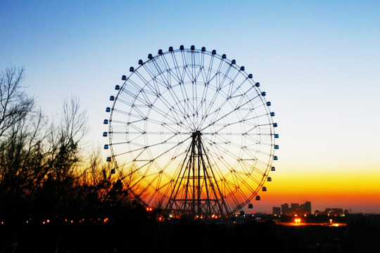 夕阳天际线摩天轮