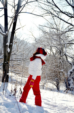 冬天雪地里的女孩