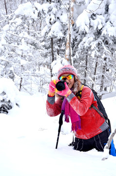 雪中的女摄影师