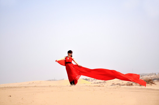 沙漠中的红衣女人