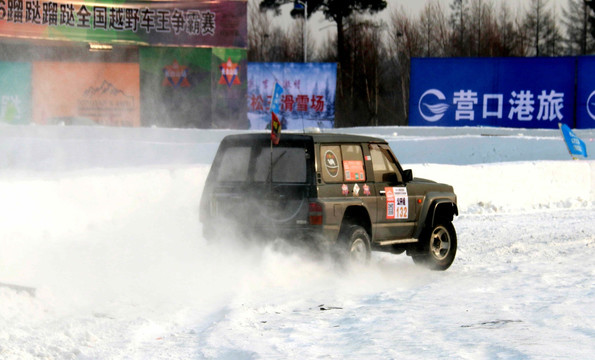 雪地越野