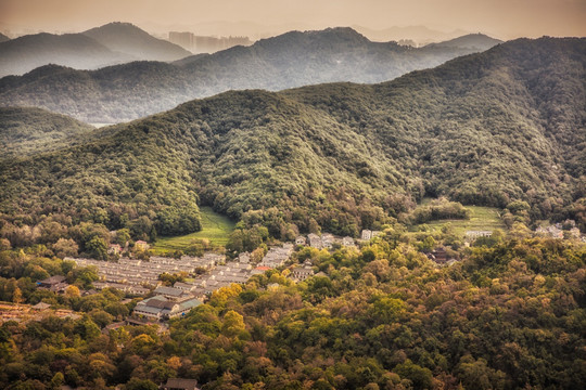 杭州北高峰遠(yuǎn)眺群山