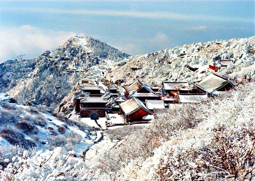 雪山圣景