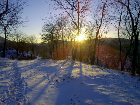 夕阳柔光的雪路