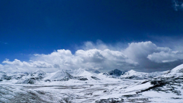 西藏雪山