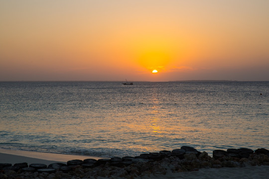 草棚 夕阳 太阳余晖 海边景色