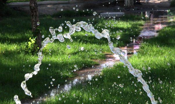 喷出的水柱 飞溅水滴