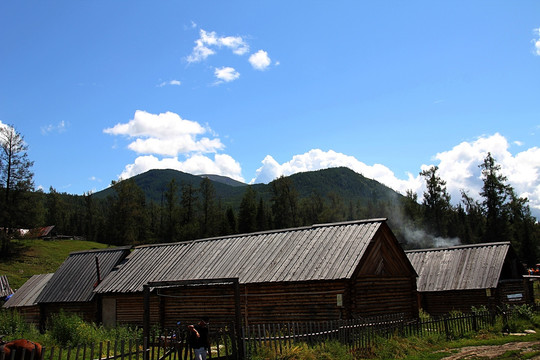 蓝天 白云 远山 树林 村庄