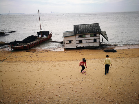 海滩嬉戏的小孩