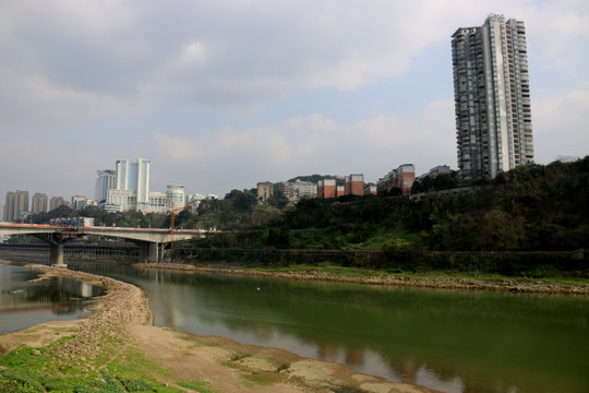 蓝天白云下的城市风景