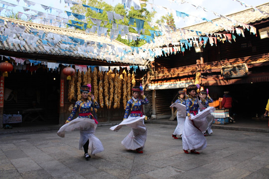 摩梭族民族歌舞