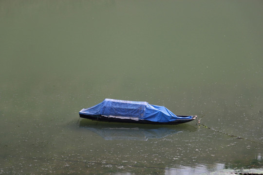 一只小船在寂静的水面上