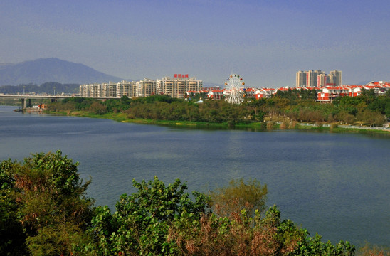 溪流两岸风景