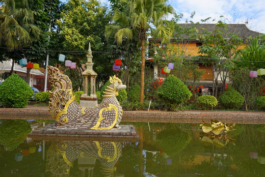 东南亚风情池塘水景 神鸟雕塑