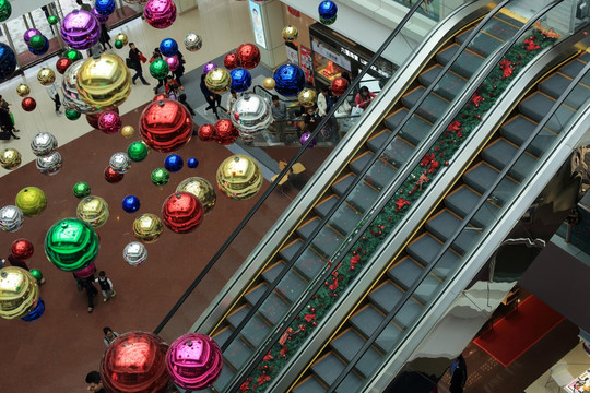 圣诞节大商场内对电梯做的装饰