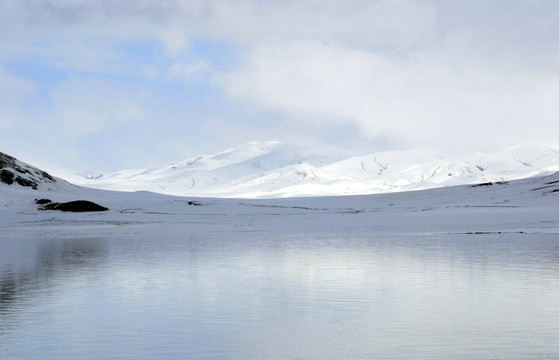 雪山湖泊