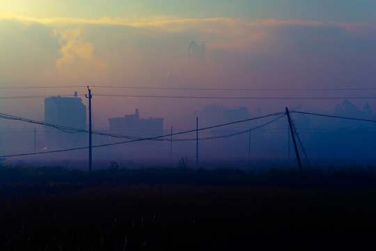 晨雾中的工厂区
